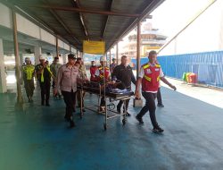 Polisi Membantu Wanita  Yang Akan Melahirkan Di Terminal Penumpang Nusantara Pura Pelni