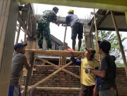 Babinsa Waringin Jaya Bersama Warga Rehab Musholah di Kampung