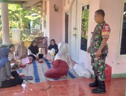 Babinsa Koramil 11 Pebayuran Dampingi Bidan Desa Dalam Kegiatan Posyandu
