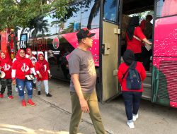 Senangnya Warga Duta Harapan, Jalan-Jalan Naik Bus Gratis Gagasan Tri Adhianto