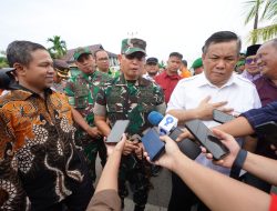 Danrem 031/ Wira Bima Dan Pj Gubernur Riau Kunjungi Lokasi Longsor Di Tembilahan