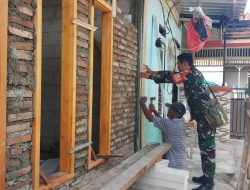 Babinsa Bantu Pembangunan Rumah Warga di Desa Lambangsari