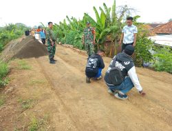 Babinsa Koramil 11 Pebayuran Bantu Monitoring Proyek Penanganan Tanggul Kritis Kali Citarum