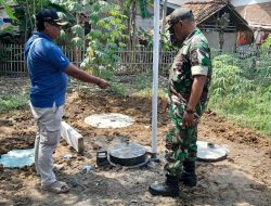 Atasi Stunting Babinsa Dampingi Pendistribusian dan Pembangunan MCK Di Kampung Pamahan