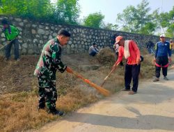 Tanamkan Kebersihan Lingkungan Babinsa Terjun Dalam Jumat Bersih