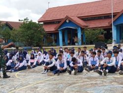Tanamkan Disiplin Pada Siswa, Babinsa Berikan Materi PBB Pada Siswa Baru Program MPLS