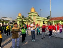 Senam Pagi Bersama Lansia, Tri Adhianto Bagi-Bagi Hadiah