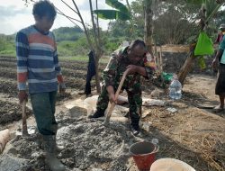 Babinsa Koramil 11 Pebayuran Bantu Pembuatan Rumah Pompa Irigasi di Desa Karangharja