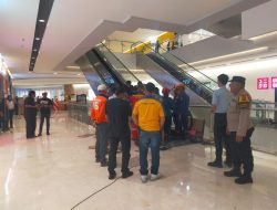 Kapolsek Cibinong Bersama Instansi Terkait Tangani Terkait Adanya Balita Terjepit Eskalator di Cibinong City Mall, Berhasil Dievakuasi dan Dirawat di RS