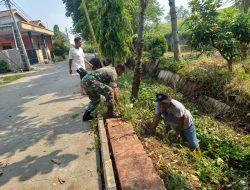 Akibat Sampah Babinsa Koramil 01 Tambun Terjun Dalam Kerja Bakti Bersama Warga untuk Mencegah DBD