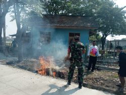 Menghadapi Persiapan Perlombaan Kampung Bersih, Babinsa Terjun Melaksanakan Kerja Bakti Bersama Masyarakat dan Aparatur Pemerintahan Kelurahan Kertasari