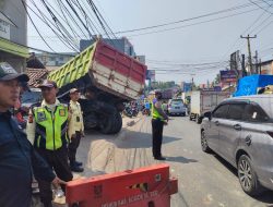 Polsek Cileungsi Bersama Unit Laka Lantas Polres Bogor Investigasi Dan Olah TKP Terkait Kecelakaan Lalu Lintas di Jalan Transyogi Cileungsi-Jonggol, Dua Orang Luka Ringan