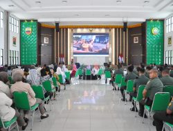 Brigjen TNI Dany Rakca Gelar Nonton Bareng Film “The East” Bersama Prajurit Serta Persit KCK Koorcab