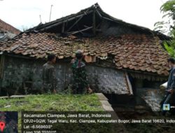 Polsek Ciampea Bersama Instansi Terkait Cek Lokasi Adanya Rumah Warga Yang Roboh Akibat  Hujan Deras