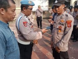 Kapolsek Parung Menindaklanjuti Arahan Petunjuk Pimpinan Pada Kegiatan Apel Pagi Di Lakukan Pengecekan HP Terhadap Personil Polsek Parung