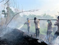Kapolres Pelalawan Pimpin Langsung Pemadaman dan Pendinginan Karhutla di Desa Kuala Terusan