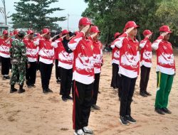 Tingkatkan Disiplin dan Kekompakan Peserta Paskibra, Babinsa Kota Bangun Berikan Pelatihan PBB