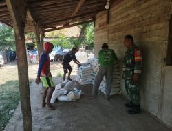 Mengedepankan Hak Masyarakat Babinsa Dampingi Pendistribusian Bantuan Beras