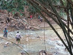 Polsek Cibinong Bersama Instansi Terkait Di Bantu Warga Telah Menemukan Jasad Di Kali Cikeas Diduga Anak Laki-Laki Yang Dilaporkan Hilang