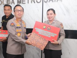 5 Personel Bidhumas Polda Metro Jaya Berprestasi Terima Reward