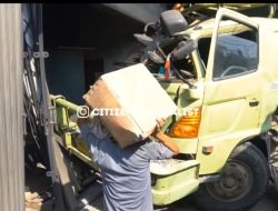 Polsek Gunung Putri Bersama Unit Laka Lantas Polres Bogor Olah TKP Terkait Kecelakaan Lalu Lintas Terjadi di Tlajung Udik, Damtruk Tabrak Toko Pakan Ternak