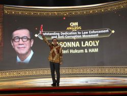 Yasonna Hamonangan Laoly Terima Penghargaan CNN Indonesia Awards