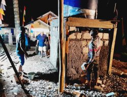 Semangat 45 Seorang Kadus Pimpin Warganya Kerja Bakti Hingga Malam Hari