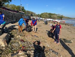 Bakamla RI Clean Up Pesisir Pantai Nelayan di Oesapa Kupang