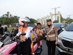 Menyambut HUT Polwan Ke-76, Polwan Polres Bogor Jalankan Rangkaian Giat Pengaturan Lalu Lintas Dan Bagi-Bagi Coklat Kepada Pengendara Yang Lewat Depan CCM