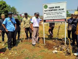 Ahli Waris Natadipura Yang Didampingi Kuasa Hukumnya Pasang Plang 17 Titik Di Atas Lahan Seluas 632 Ha Dengan 3 Leter C