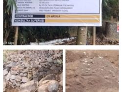 Diduga Ingin Meraup Untung Besar Kontraktor Menambang Material Di Aliran Sungai Yang Sedang Di Bangun Irigasi!