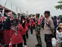 Babinsa Bersama Bhabinkamtibmas Lakukan Pengamanan Pawai Pembangunan Dalam Rangka HUT RI