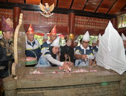 Dipimpin Komandan Kontingen, Atlet Jabar Ziarah ke Makam Cut Nyak Dien