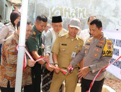 Kapolres Serahkan Kunci Program Bedah Rumah Polres Metro Tangerang Kota di Karawaci