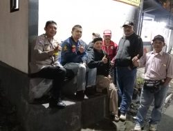 Bhabinkamtibmas Wilayah Hukum Polsek Cisarua Polres Bogor kontrol Pos kamling dan Sampaikan Pesan Kamtibmas