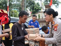 Polwan Polres Metro Jakarta Selatan Bagikan 400 Paket Makanan Siap Saji Untuk Jemaah Sholat Jumat