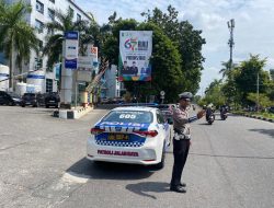 Satgas Kawal Lantas Gatur Lalin di Seputaran RSUD Arifin Ahmad Dalam Rangka Pemeriksaan Balon Cagub/Wagub