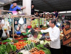 Kunjungi Pasar Sanggam Adji Dilayas Berau, Jokowi Pantau Harga Kebutuhan Pokok