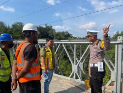 Satlantas Polres Kampar Uji Coba Jembatan Bailey di KM 106/107 Desa Tanjung Alai XIII Koto Kampar