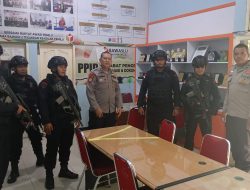 Personil Gabungan Polresta Pekanbaru dan Sat Brimobda Riau Lakukan Patroli Pengamanan di Kantor Bawaslu Pekanbaru