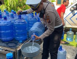 Bagikan Air Bersih di Desa Makmur, Satlantas Lakukan Cooling System Wujudkan Pilkada Damai 2024 di Kabupaten Pelalawan