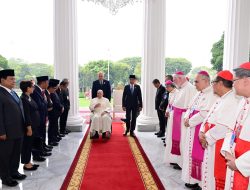 Menhan Prabowo Dampingi Presiden Joko Widodo dalam Kunjungan Paus Fransiskus di Istana Merdeka