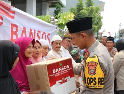 Dzuhur Berjamaah, Kapolres Serahkan Bantuan Sembako dan Renovasi Masjid di Pondok Arum Tangerang