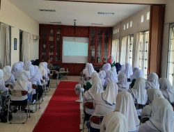 Panit Reskrim Polsek Cisarua Berikan Arahan Bela Negara Di Kegiatan Kuliah Umum Perkenalan Kehidupan Kampus Bagi Mahasiswa Baru (PKKMB) Akademi Kebidanan Al Ihklas Cisarua Kab.Bogor