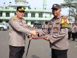 Kapolres Metro Jakarta Selatan Berikan Penghargaan Kepada Bhabinkamtibmas Teladan