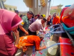 Koramil 11 Pebayuran : Warga Karangsegar Terima Bantuan Air Bersih di Tengah Musim Kemarau