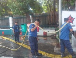 Bhabinkamtibmas Kelurahan Pasar Baru Peduli Lingkungan Bersama Unsur Tiga Pilar