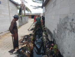 Manunggal dengan Rakyat, Babinsa Koramil 01/Tambun Turun Langsung Bersihkan Saluran Got
