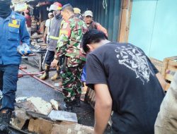 Jago Merah Mengamuk Dua Gudang Plastik dan Tisu Ludes Terbakar di Pasar Tambun Babinsa Gerak Cepat Terjun Ke Lokasi