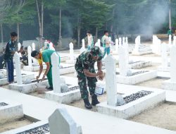 Sambut HUT TNI Ke – 79, Koramil Sanga-Sanga Bersama warga Lakukan Kegiatan Karya Bakti Pembersihan TMP